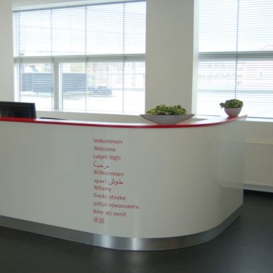 Skranke i laminat med logo