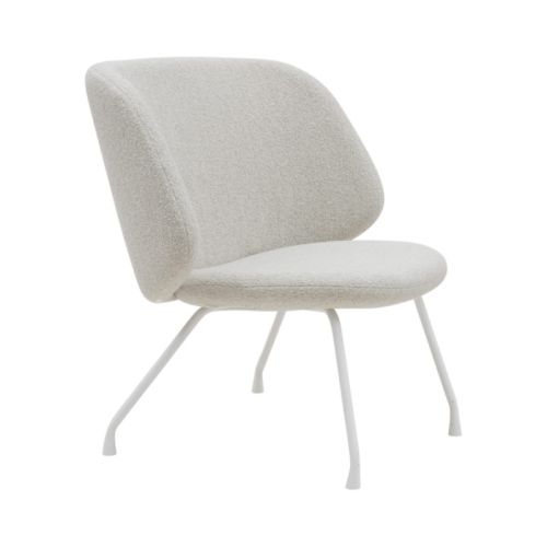 Evy loungestol i grå har en bred og behagelig ryg, der gør stolen til et ideelt sted at slappe af