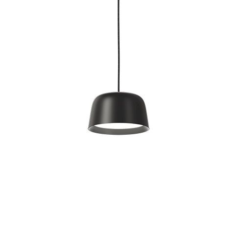 Motus Pendant er en lille fleksibel nedhængt lampe. Her vises den med sin sorte pulverlakerede aluminiumskærm.