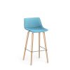 SHUFFLEis barstol med træben med fuld polstring af sæde. Kan fås i flere smart farver.