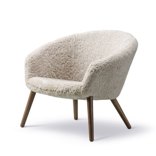 Ditzel loungestol med lækker blødt tekstil og ben af lakeret valnød.