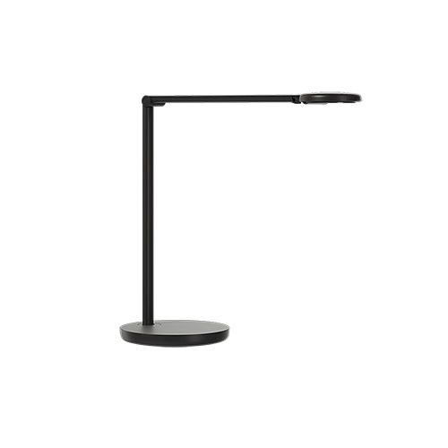 Motus Flat er en bordlampe, som har en længere arm og et genialt fjedresystem hvilket gør at arme og hoved altid bliver i den stilling den bliver placeret i.  Den er vist her vist med fod.