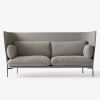 Cloud LN6 3 pers. sofa med høj ryg i lys grå, puderne langs ryggen er fastgjort på en buet skal
