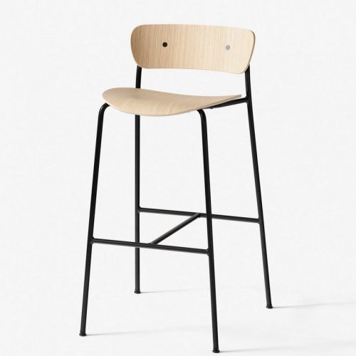 Pavilion AV9 barstol i lakeret eg, det tynde stel giver stolen et enkelt og luftigt udtryk