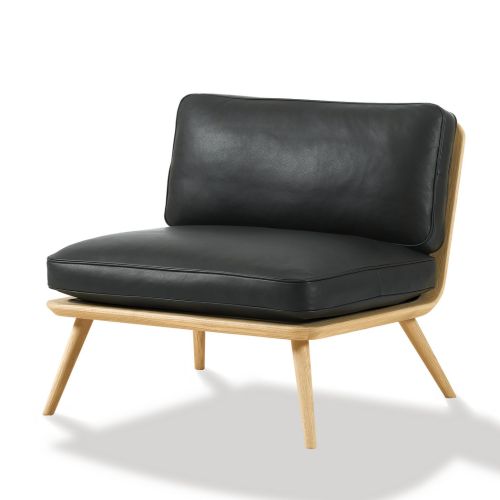 Spine Lounge stol, Space Copenhagen, i sort og egetræ
