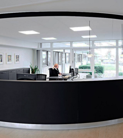 Buet skranke i sort med metalbund