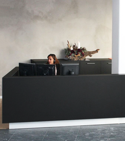 Sort, grafisk skranke med lys bund