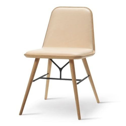 Spine Wood Base, lyst læder og lyst træstel, Spine Wood Base Armchair, designet af Space Copenhagen, få indretningsløsninger til din virksomhed