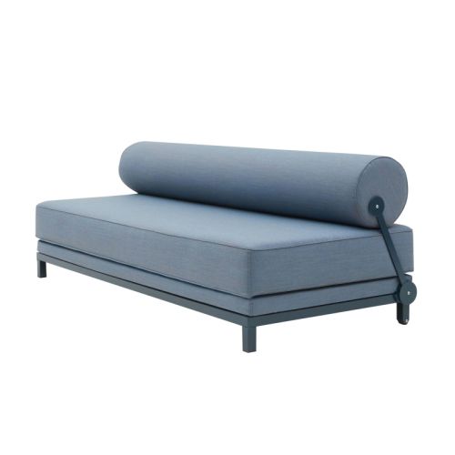 Sleep sofa i blå er en funktionel sofa i et unikt design, designet af busk+hertzog