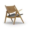 CH28 loungestol, sort læder, Design Hans J. Wegner, lænestol i træ, Carl Hansen & Søn. Kan anvendes i elegant relax miljø eller som gæstestol.