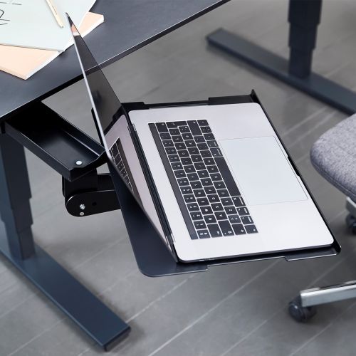 Hideaway multiholder fungere som ekstra bord, når den ikke gemmer laptoppen væk  under bordet.