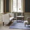 Drop Leaf loungebord skaber med sit flottede buede design en hyggelig atmosfære.