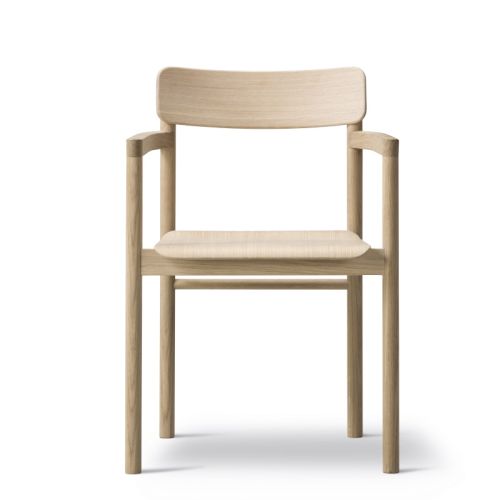 Post stol i eg med sæde af krydsfiner et enkelt og let design.
