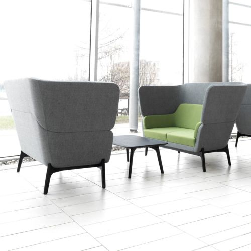 Harc sofa kan fås med høj ryg, som giver ro fra omgivende støj og skaber et afskærmende og hyggeligt område.