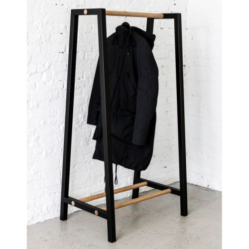 EPJ9 garderobestativ i sort har et elegant og tidløst udtryk