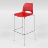 Frigg barstol i en flot rød farve, stellet er i Ø16mm forkromet stålrør