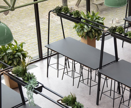 Bord med kontorplanter på toppen