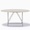 JG bord kan fås med stel i sortlakering eller børstet stål, og bordplade i forskelligt laminat eller marmor.