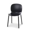 Sort stol i plast med sorte ben, model 6085l flot og stilren stol til f.eks. spisebordet