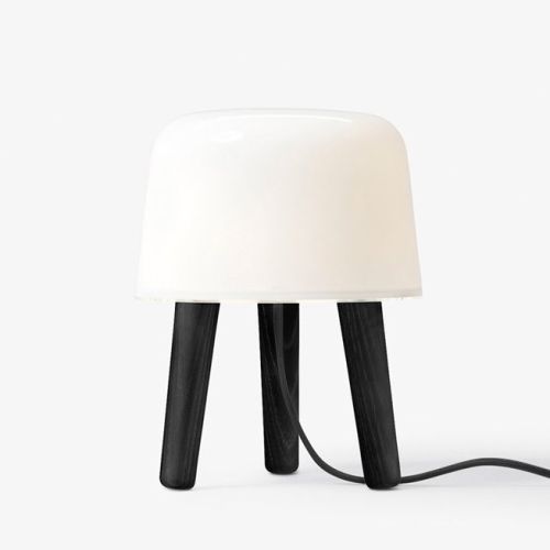 Milk NA1 bordlampe med ben i sortlakeret ask og sort ledning, design af Norm Arkitekter