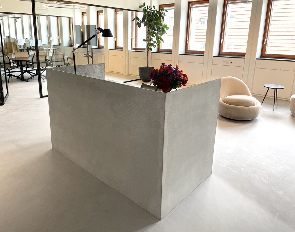 Sort skranke i indgang af klinik