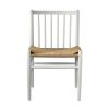 J80 stol er en klassisk spisestol i massiv træ og med sæde i papirflet. Her i hvid med flet i natur.