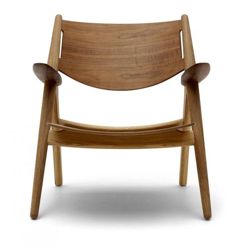 CH28 loungestol. Design Hans J. Wegner, lænestol i træ, Carl Hansen & Søn. Elegant og tidløst design til smagfuld indredning af reception eller foyer.