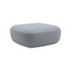 Clay puf i grå kan placeres alene, som et ekstra siddemøbel, eller i kombination med sofa og loungestol