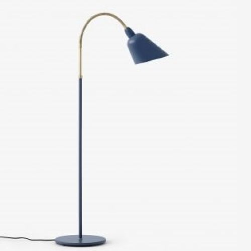 Bellevue AJ7 gulvlampe i blå, indbegrebet af minimalisme fra den modernistiske bevægelse
