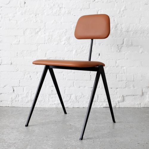 EPJ15 er en stol i et elegant og tidløst design