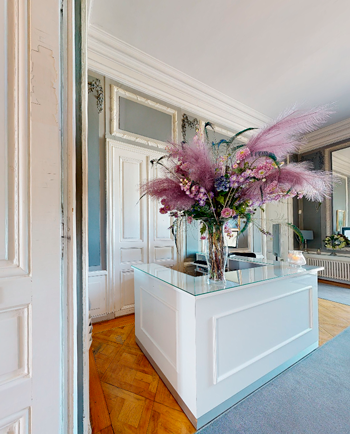 Elegant hvid skranke med glastop