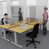 AKUPRO afskærmning til loftmontering giver fuld synlighed i kontorlokalet