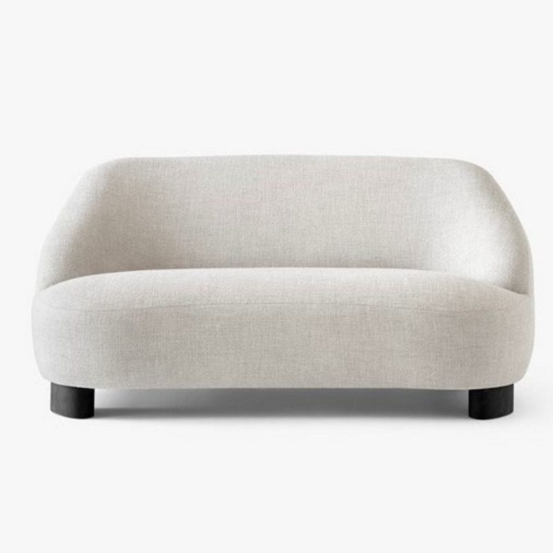 Margas sofa med ben af sortlakeret eg