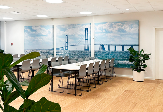 Kantine med 3 store akustikbilleder af bro