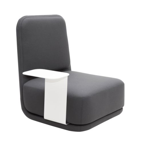 Standby lounge stol i grå består af et funktionelt og minimalistisk design, designet af Javier Moreno Studio
