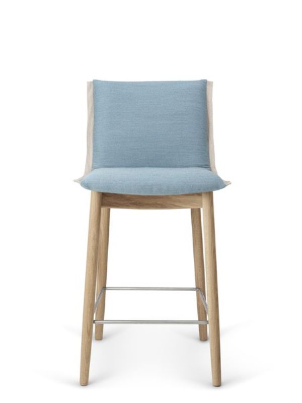 E006 Embrace barstol fra Carl Hansen designet af EOOS. Indbydende højstol.