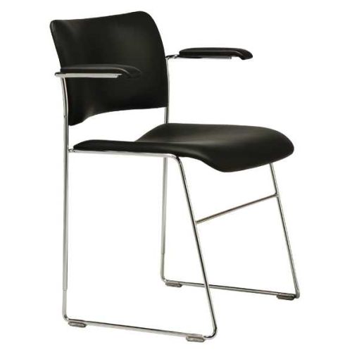 40/4 armstol polstret i sort, tilbydes i en bred vifte af materialer, design af David Rowland