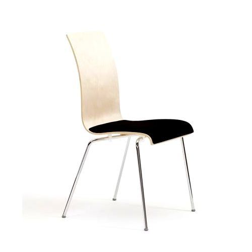 Bella stol med høj træryg og sort polstret sæde. Flot og ergonomisk konferencestol