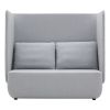 Opera sofa i grå med høj ryg er en 2 personers sofa med et tidsløst design, designet af busk+hertzog