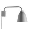 Caravaggio™ Read væglampe i grå til indretning af kontormiljø